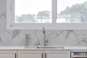 대리석 백스플래시와 모던 싱크대 디테일